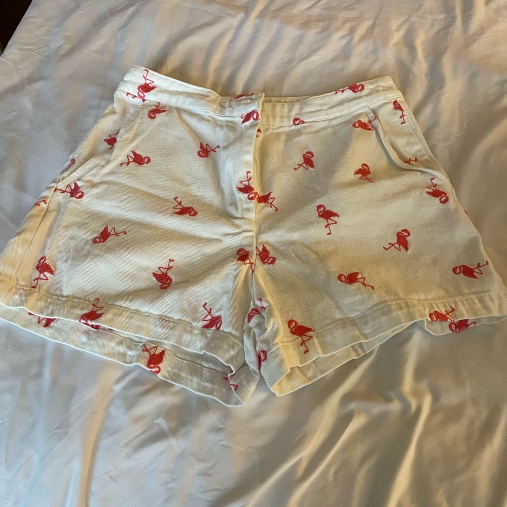 White shorts with embroidered flamingo